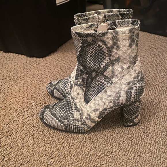 Steve Madden editor bootie size 7 - Picture 3 of 15